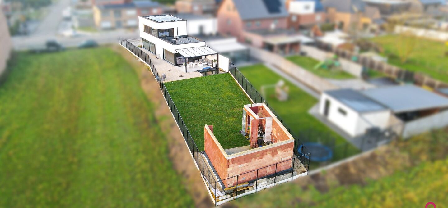 Prachtig modern en volledig afgewerkte half open bebouwing te Koersel met EPC A.

De woonst werd opgetrokken in 2019 en voldoet aan de laatste normen op gebied van isolatie en verwarming.
De woning is volledig afgewerkt met hoogwaardige materialen. Zo wer