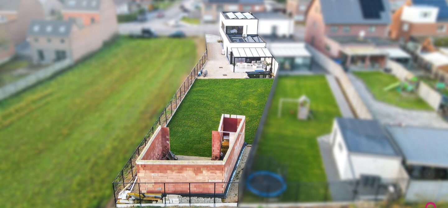 Prachtig modern en volledig afgewerkte half open bebouwing te Koersel met EPC A.

De woonst werd opgetrokken in 2019 en voldoet aan de laatste normen op gebied van isolatie en verwarming.
De woning is volledig afgewerkt met hoogwaardige materialen. Zo wer