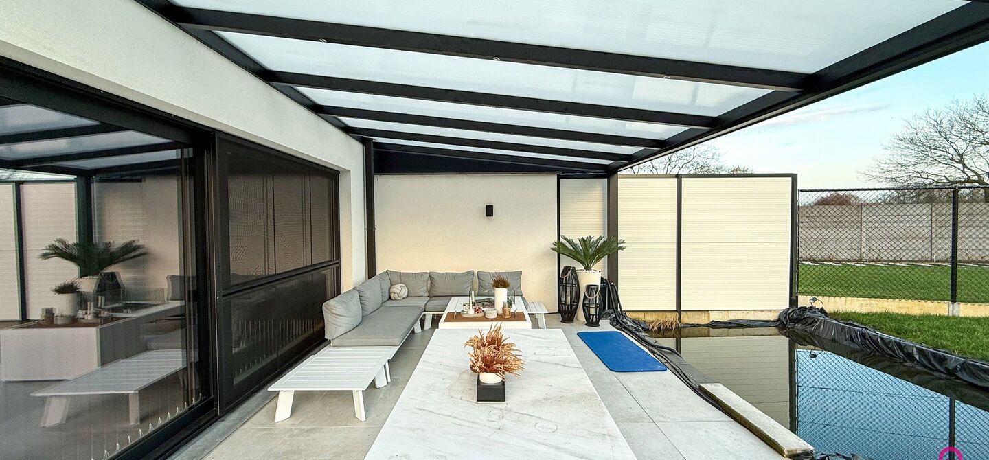 Prachtig modern en volledig afgewerkte half open bebouwing te Koersel met EPC A.

De woonst werd opgetrokken in 2019 en voldoet aan de laatste normen op gebied van isolatie en verwarming.
De woning is volledig afgewerkt met hoogwaardige materialen. Zo wer