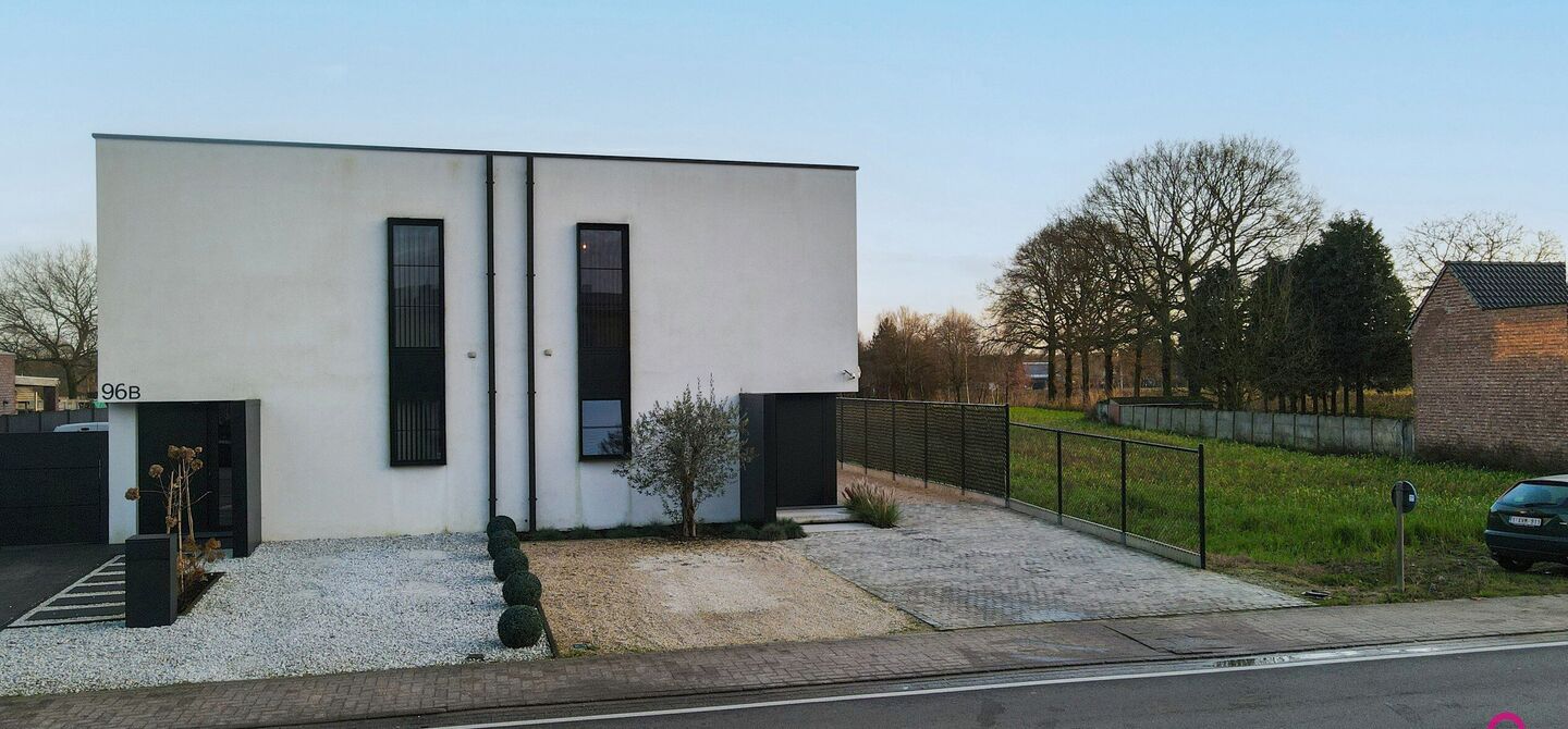 Prachtig modern en volledig afgewerkte half open bebouwing te Koersel met EPC A.

De woonst werd opgetrokken in 2019 en voldoet aan de laatste normen op gebied van isolatie en verwarming.
De woning is volledig afgewerkt met hoogwaardige materialen. Zo wer