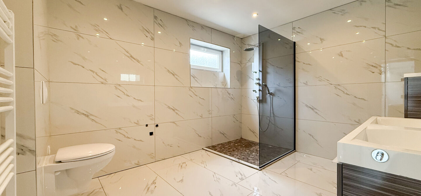Bij ImmoFusion 7/7 “open huis” : klik op onze 3D-TOUR.
Ervaar vastgoed alsof je er zelf doorloopt!

Net buiten het centrum van Koersel vind je deze woning op een centrale locatie. Een mooie ligging: je wandelt naar het school op enkele minuutjes tijd,