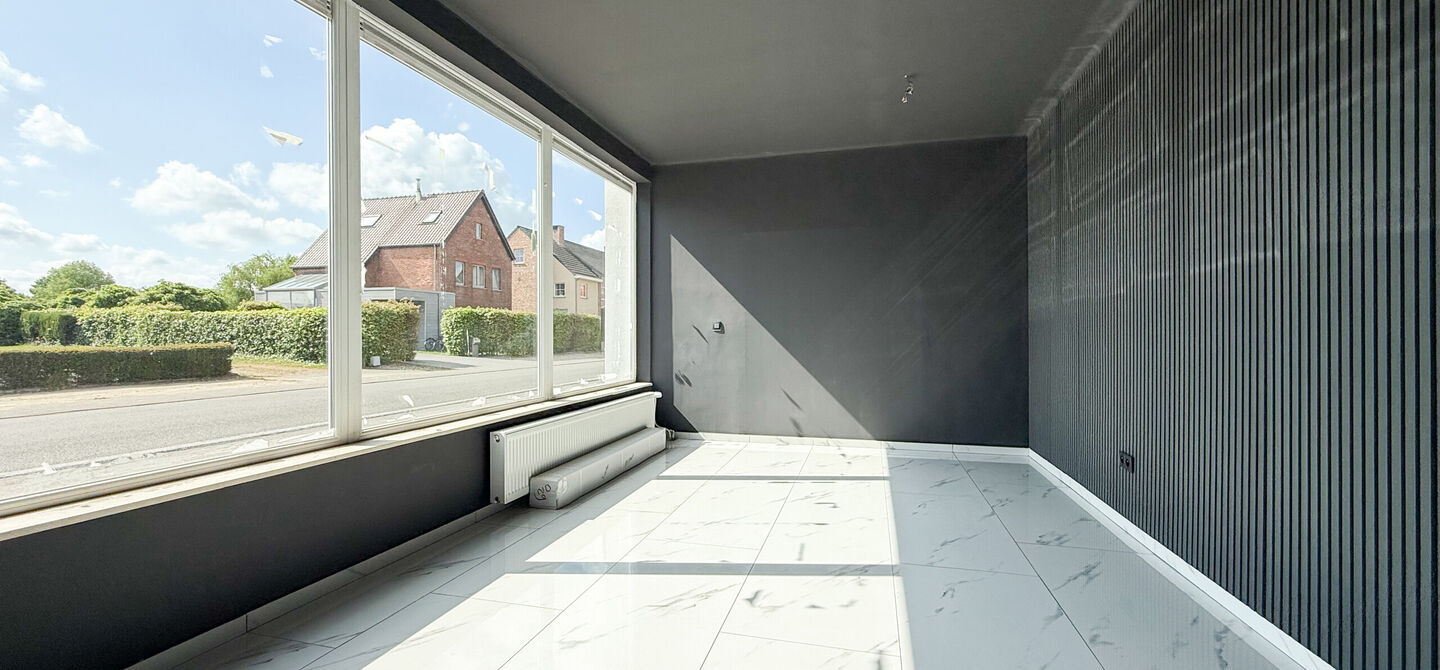Bij ImmoFusion 7/7 “open huis” : klik op onze 3D-TOUR.
Ervaar vastgoed alsof je er zelf doorloopt!

Net buiten het centrum van Koersel vind je deze woning op een centrale locatie. Een mooie ligging: je wandelt naar het school op enkele minuutjes tijd,
