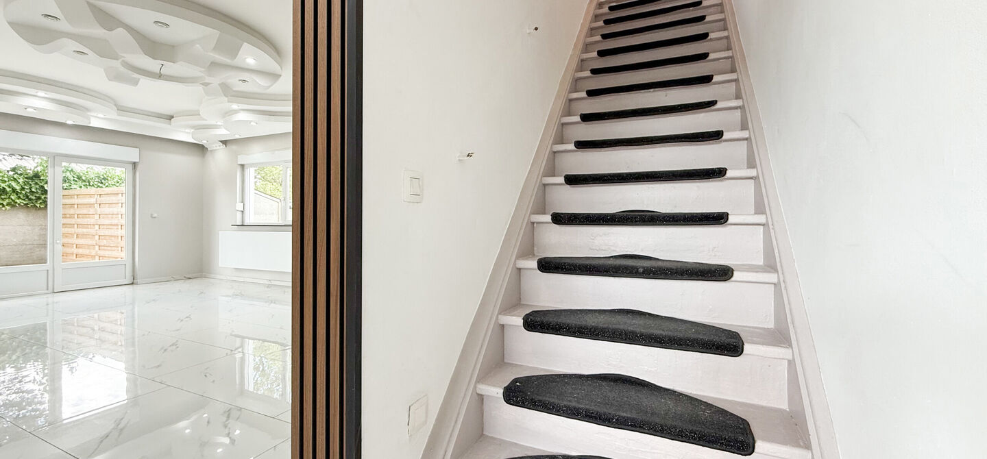 Bij ImmoFusion 7/7 “open huis” : klik op onze 3D-TOUR.
Ervaar vastgoed alsof je er zelf doorloopt!

Net buiten het centrum van Koersel vind je deze woning op een centrale locatie. Een mooie ligging: je wandelt naar het school op enkele minuutjes tijd,