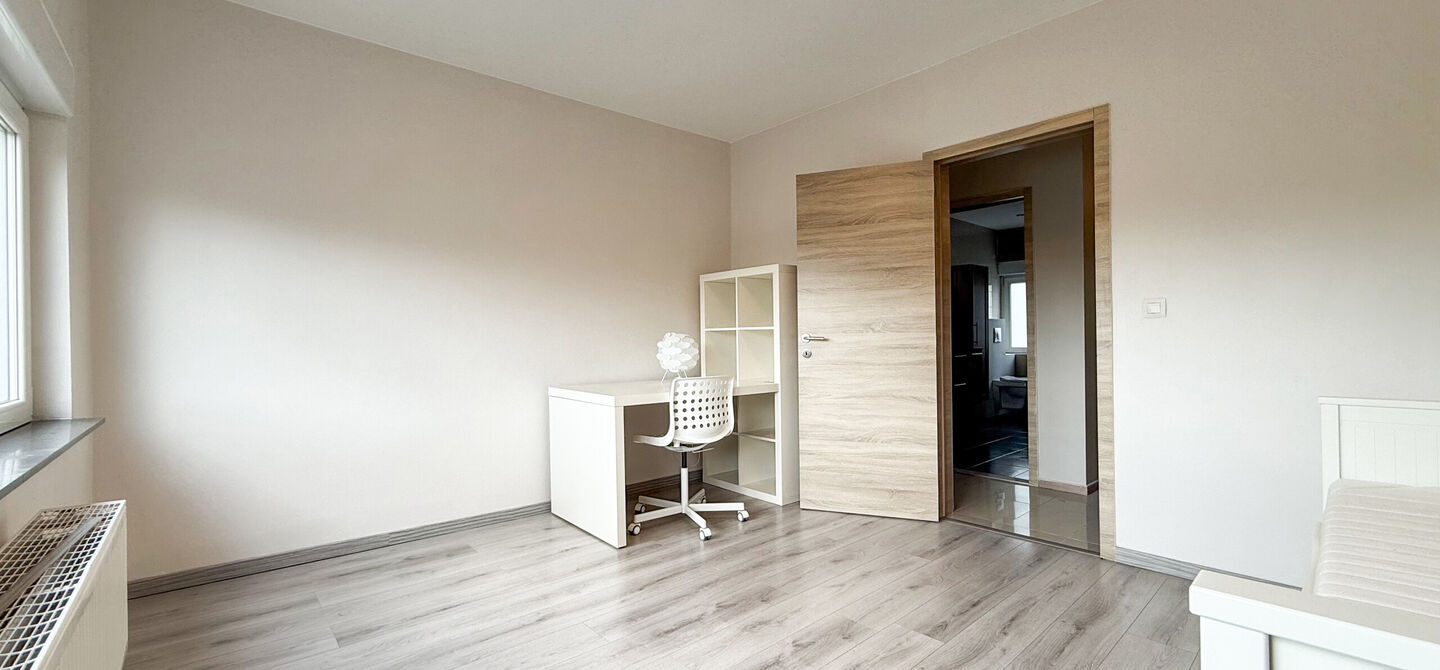 Bij ImmoFusion 7/7 “open huis” : klik op onze 3D-TOUR.
Ervaar vastgoed alsof je er zelf doorloopt!

Net buiten het centrum van Koersel vind je deze woning op een centrale locatie. Een mooie ligging: je wandelt naar het school op enkele minuutjes tijd,