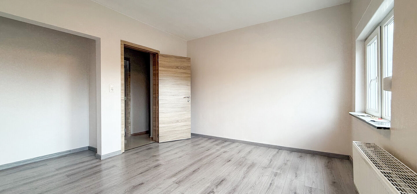 Bij ImmoFusion 7/7 “open huis” : klik op onze 3D-TOUR.
Ervaar vastgoed alsof je er zelf doorloopt!

Net buiten het centrum van Koersel vind je deze woning op een centrale locatie. Een mooie ligging: je wandelt naar het school op enkele minuutjes tijd,