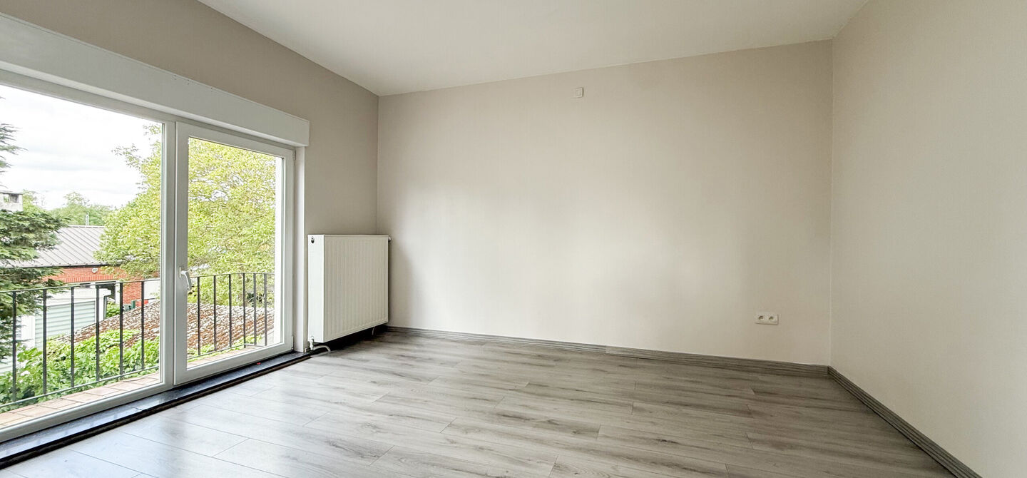 Bij ImmoFusion 7/7 “open huis” : klik op onze 3D-TOUR.
Ervaar vastgoed alsof je er zelf doorloopt!

Net buiten het centrum van Koersel vind je deze woning op een centrale locatie. Een mooie ligging: je wandelt naar het school op enkele minuutjes tijd,