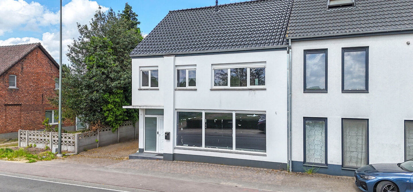 Bij ImmoFusion 7/7 “open huis” : klik op onze 3D-TOUR.
Ervaar vastgoed alsof je er zelf doorloopt!

Net buiten het centrum van Koersel vind je deze woning op een centrale locatie. Een mooie ligging: je wandelt naar het school op enkele minuutjes tijd,