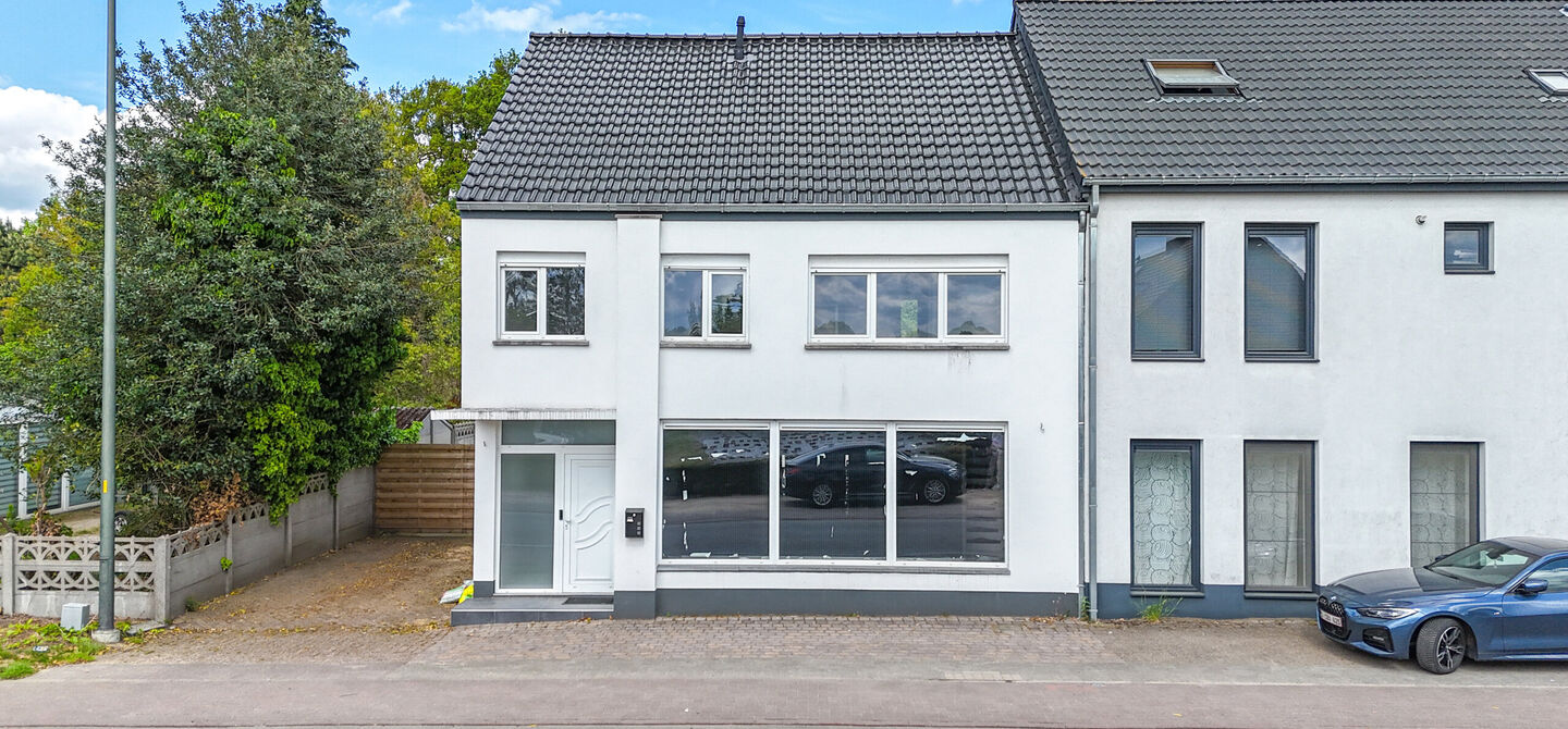 Bij ImmoFusion 7/7 “open huis” : klik op onze 3D-TOUR.
Ervaar vastgoed alsof je er zelf doorloopt!

Net buiten het centrum van Koersel vind je deze woning op een centrale locatie. Een mooie ligging: je wandelt naar het school op enkele minuutjes tijd,