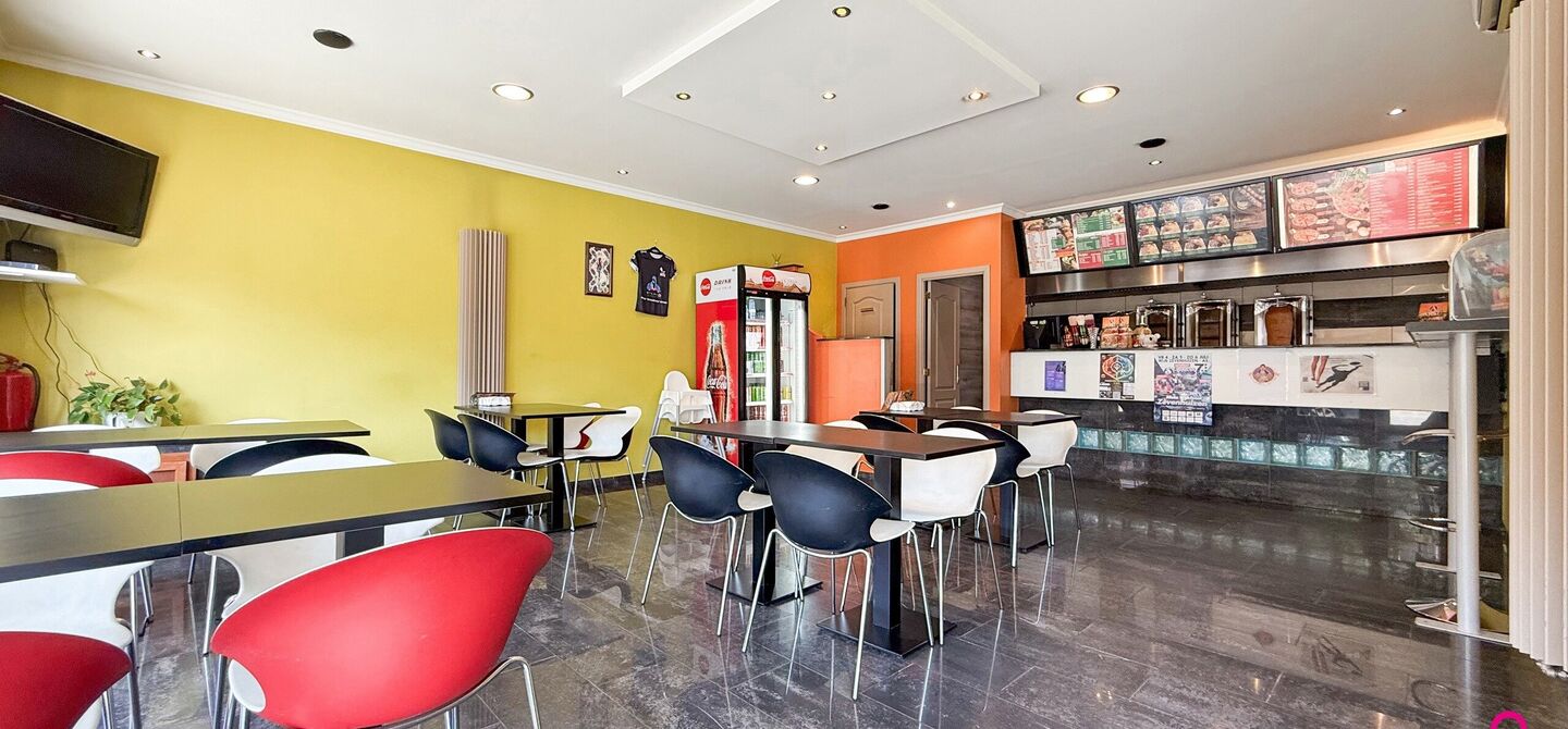 Bij ImmoFusion 7/7 “open huis”: klik op onze 3D-TOUR.
Ervaar vastgoed alsof je er zelf doorloopt!
Ontdek deze zeldzame opportuniteit in het hart van As: een veelzijdig en instapklaar handelspand mét appartement erboven, op een mooi omheind perceel v