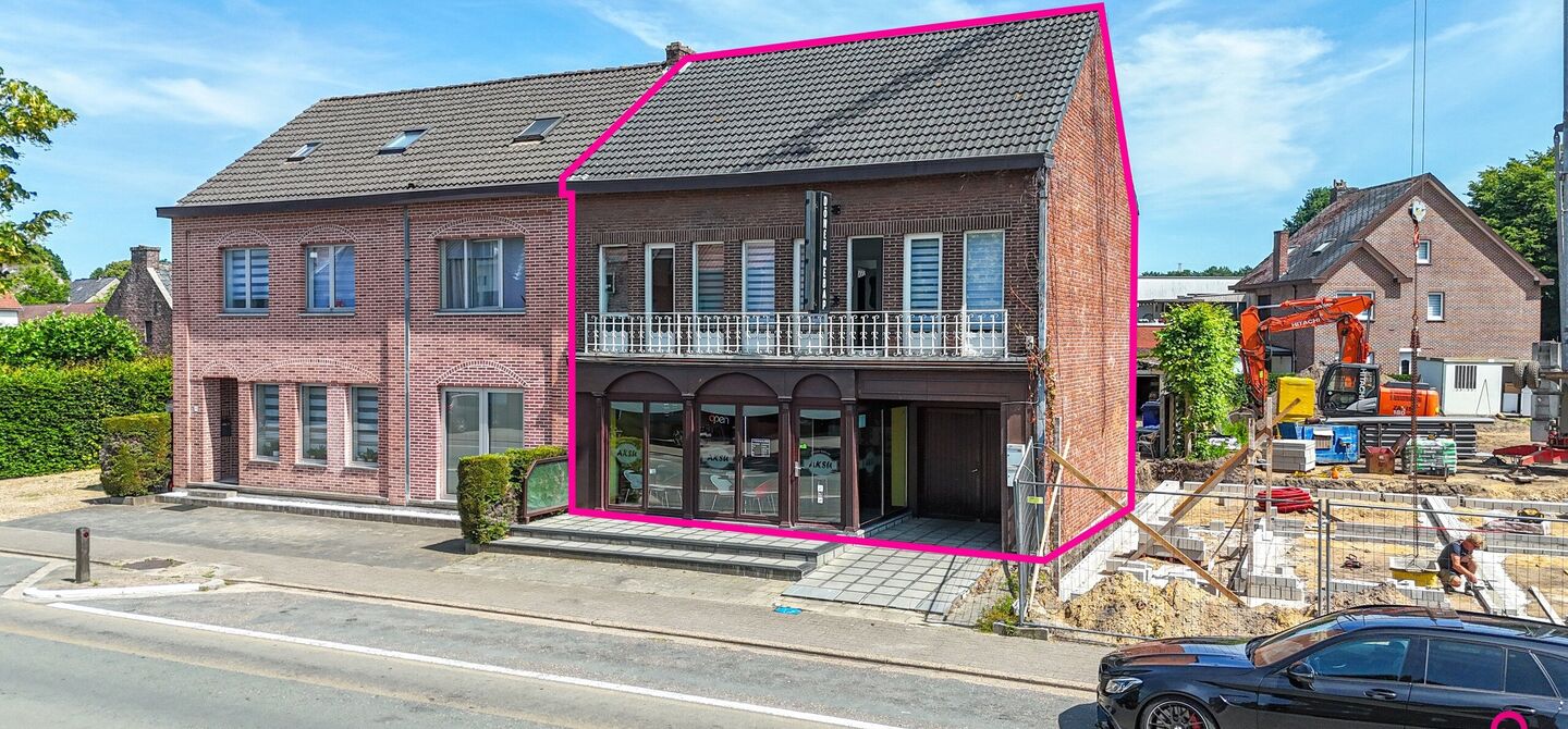 Bij ImmoFusion 7/7 “open huis”: klik op onze 3D-TOUR.
Ervaar vastgoed alsof je er zelf doorloopt!
Ontdek deze zeldzame opportuniteit in het hart van As: een veelzijdig en instapklaar handelspand mét appartement erboven, op een mooi omheind perceel v