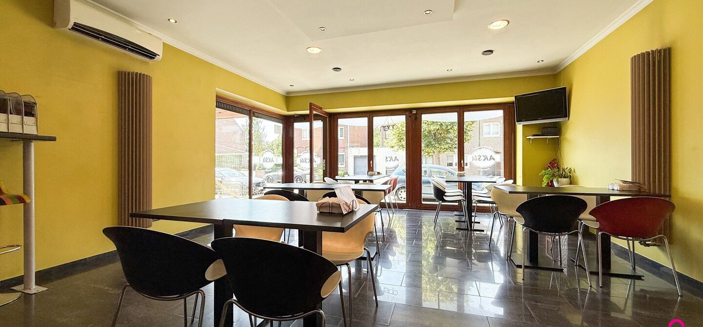 Bij ImmoFusion 7/7 “open huis”: klik op onze 3D-TOUR.
Ervaar vastgoed alsof je er zelf doorloopt!
Ontdek deze zeldzame opportuniteit in het hart van As: een veelzijdig en instapklaar handelspand mét appartement erboven, op een mooi omheind perceel v