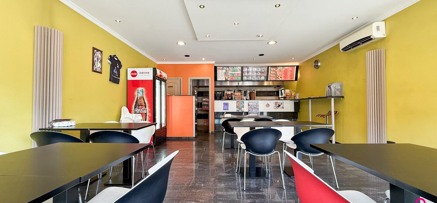 Bij ImmoFusion 7/7 “open huis”: klik op onze 3D-TOUR.
Ervaar vastgoed alsof je er zelf doorloopt!
Ontdek deze zeldzame opportuniteit in het hart van As: een veelzijdig en instapklaar handelspand mét appartement erboven, op een mooi omheind perceel v