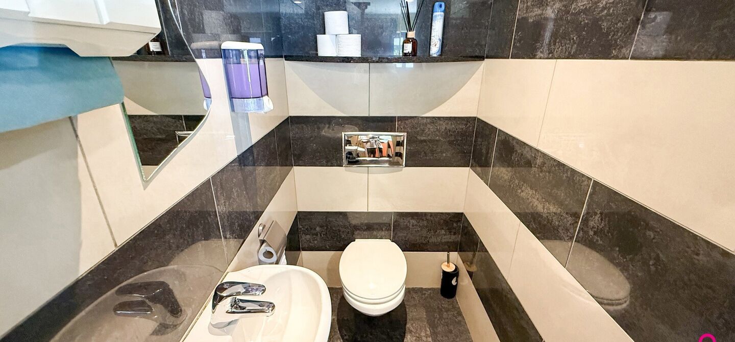 Bij ImmoFusion 7/7 “open huis”: klik op onze 3D-TOUR.
Ervaar vastgoed alsof je er zelf doorloopt!
Ontdek deze zeldzame opportuniteit in het hart van As: een veelzijdig en instapklaar handelspand mét appartement erboven, op een mooi omheind perceel v