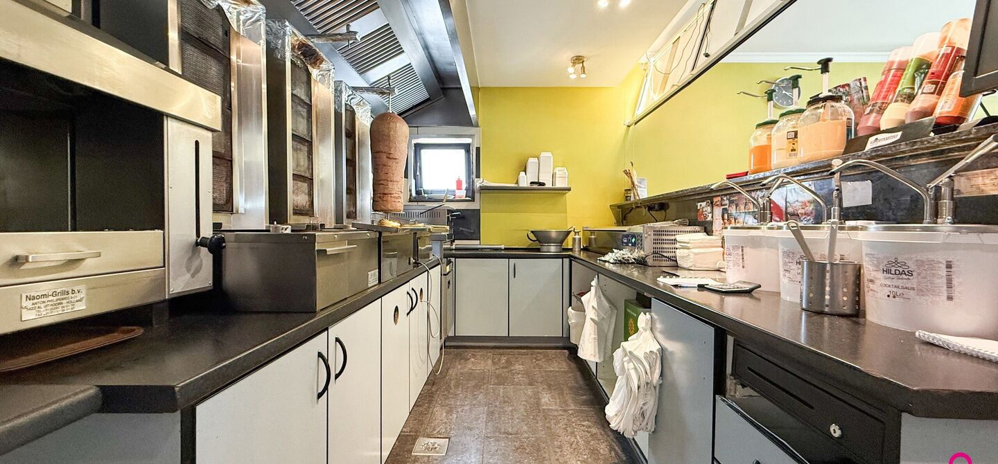Bij ImmoFusion 7/7 “open huis”: klik op onze 3D-TOUR.
Ervaar vastgoed alsof je er zelf doorloopt!
Ontdek deze zeldzame opportuniteit in het hart van As: een veelzijdig en instapklaar handelspand mét appartement erboven, op een mooi omheind perceel v