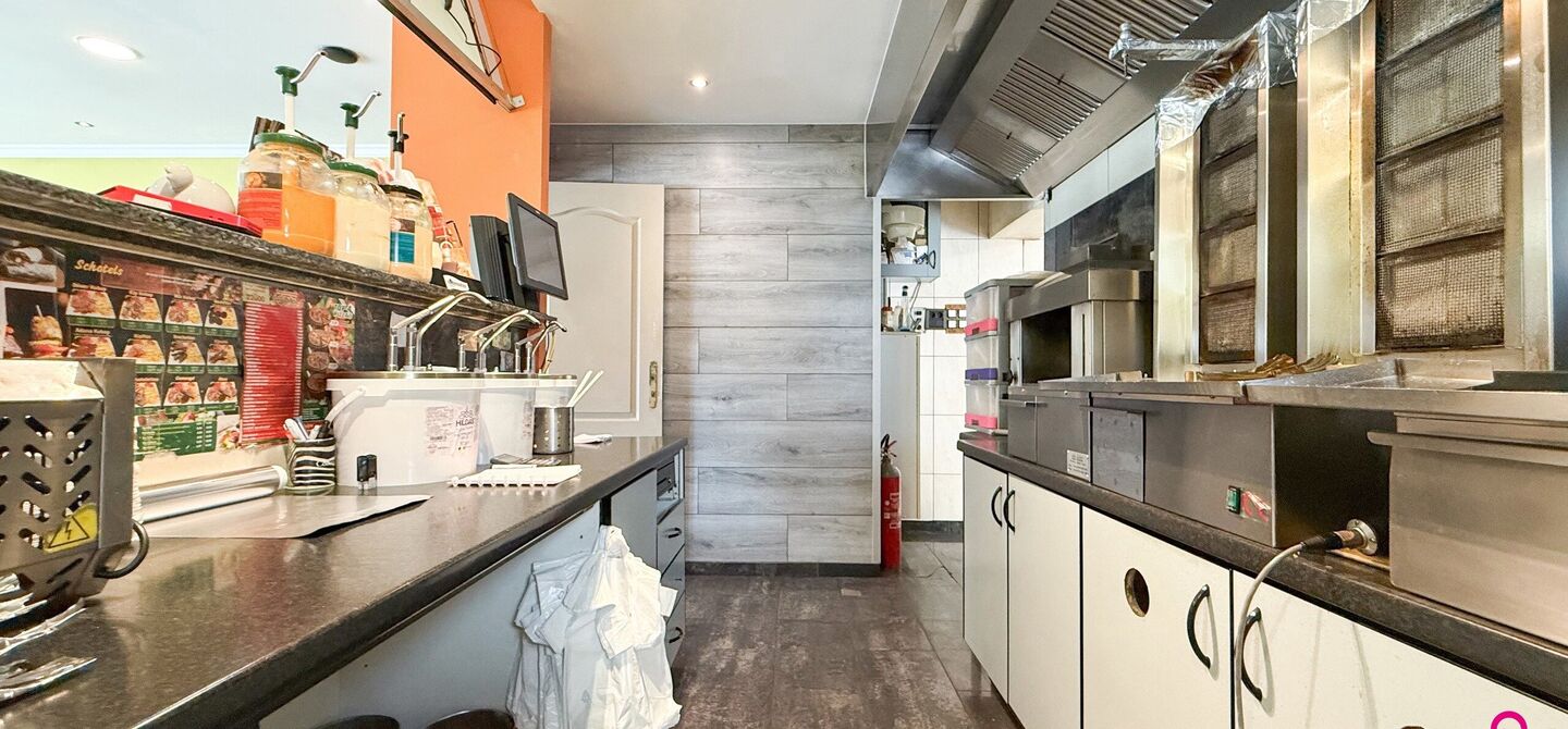 Bij ImmoFusion 7/7 “open huis”: klik op onze 3D-TOUR.
Ervaar vastgoed alsof je er zelf doorloopt!
Ontdek deze zeldzame opportuniteit in het hart van As: een veelzijdig en instapklaar handelspand mét appartement erboven, op een mooi omheind perceel v