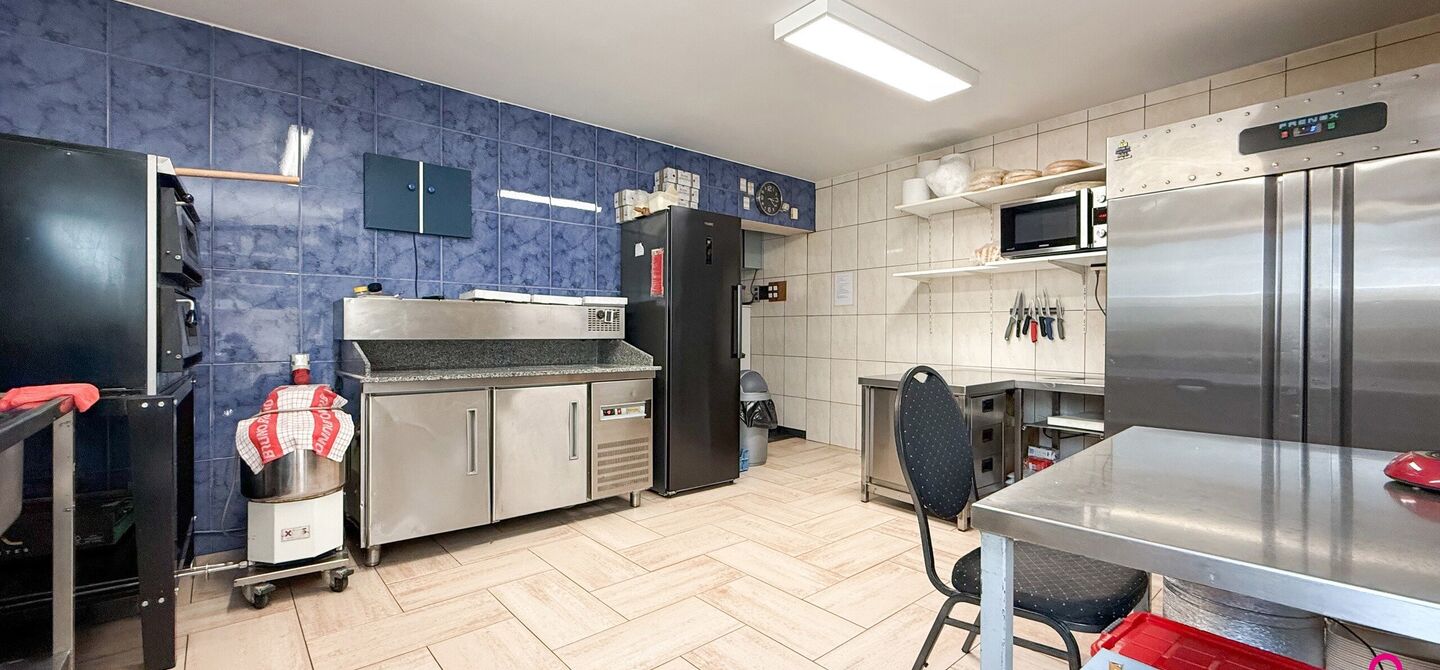 Bij ImmoFusion 7/7 “open huis”: klik op onze 3D-TOUR.
Ervaar vastgoed alsof je er zelf doorloopt!
Ontdek deze zeldzame opportuniteit in het hart van As: een veelzijdig en instapklaar handelspand mét appartement erboven, op een mooi omheind perceel v