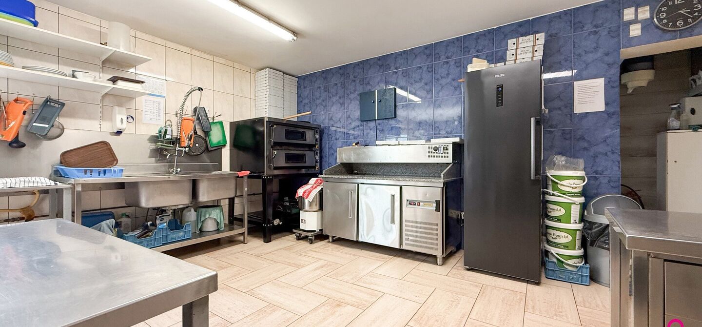 Bij ImmoFusion 7/7 “open huis”: klik op onze 3D-TOUR.
Ervaar vastgoed alsof je er zelf doorloopt!
Ontdek deze zeldzame opportuniteit in het hart van As: een veelzijdig en instapklaar handelspand mét appartement erboven, op een mooi omheind perceel v