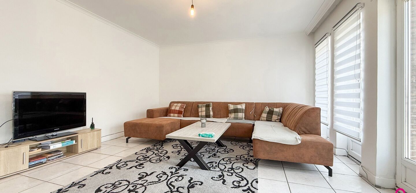 Bij ImmoFusion 7/7 “open huis”: klik op onze 3D-TOUR.
Ervaar vastgoed alsof je er zelf doorloopt!
Ontdek deze zeldzame opportuniteit in het hart van As: een veelzijdig en instapklaar handelspand mét appartement erboven, op een mooi omheind perceel v