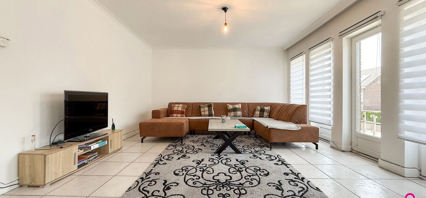 Bij ImmoFusion 7/7 “open huis”: klik op onze 3D-TOUR.
Ervaar vastgoed alsof je er zelf doorloopt!
Ontdek deze zeldzame opportuniteit in het hart van As: een veelzijdig en instapklaar handelspand mét appartement erboven, op een mooi omheind perceel v