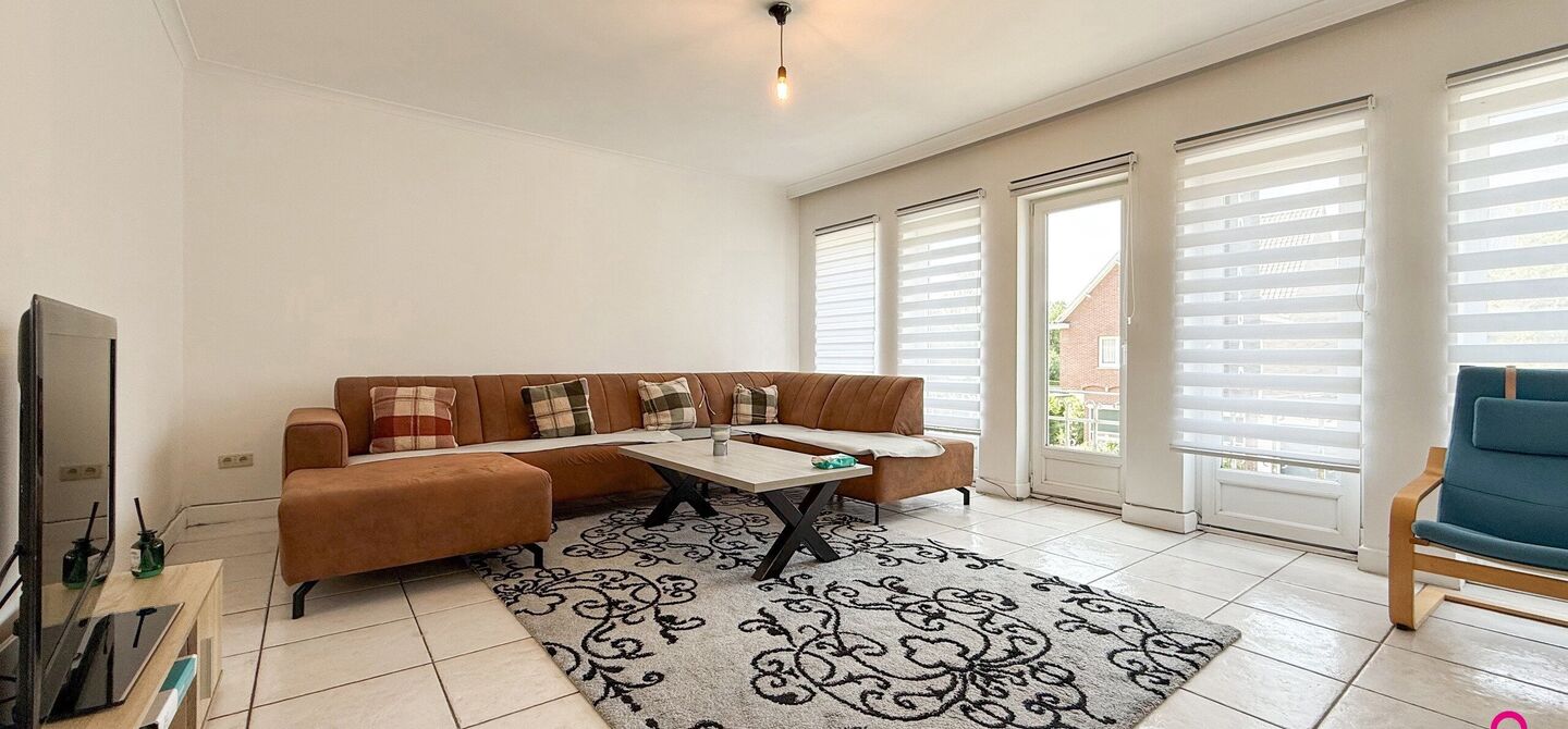 Bij ImmoFusion 7/7 “open huis”: klik op onze 3D-TOUR.
Ervaar vastgoed alsof je er zelf doorloopt!
Ontdek deze zeldzame opportuniteit in het hart van As: een veelzijdig en instapklaar handelspand mét appartement erboven, op een mooi omheind perceel v