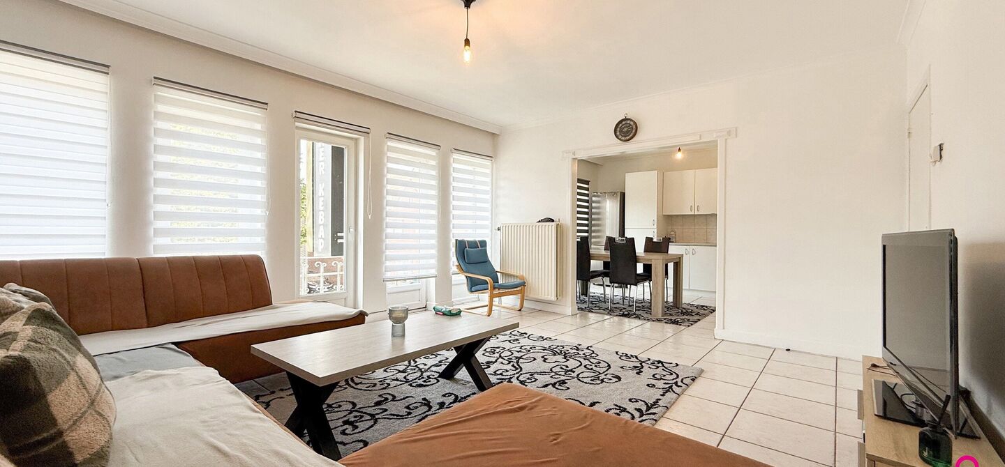 Bij ImmoFusion 7/7 “open huis”: klik op onze 3D-TOUR.
Ervaar vastgoed alsof je er zelf doorloopt!
Ontdek deze zeldzame opportuniteit in het hart van As: een veelzijdig en instapklaar handelspand mét appartement erboven, op een mooi omheind perceel v