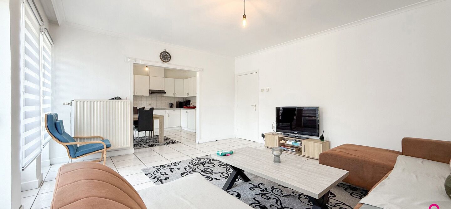 Bij ImmoFusion 7/7 “open huis”: klik op onze 3D-TOUR.
Ervaar vastgoed alsof je er zelf doorloopt!
Ontdek deze zeldzame opportuniteit in het hart van As: een veelzijdig en instapklaar handelspand mét appartement erboven, op een mooi omheind perceel v