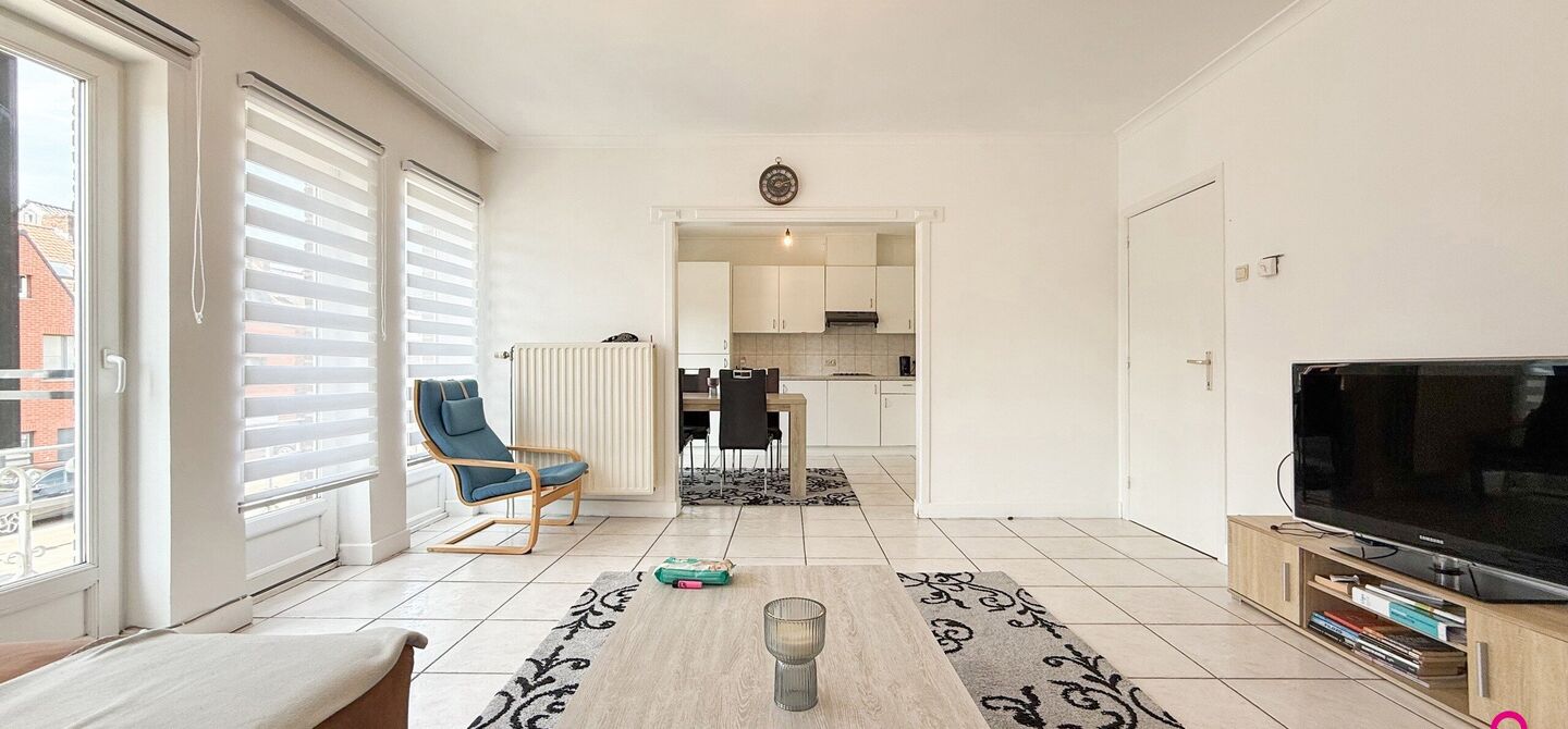 Bij ImmoFusion 7/7 “open huis”: klik op onze 3D-TOUR.
Ervaar vastgoed alsof je er zelf doorloopt!
Ontdek deze zeldzame opportuniteit in het hart van As: een veelzijdig en instapklaar handelspand mét appartement erboven, op een mooi omheind perceel v