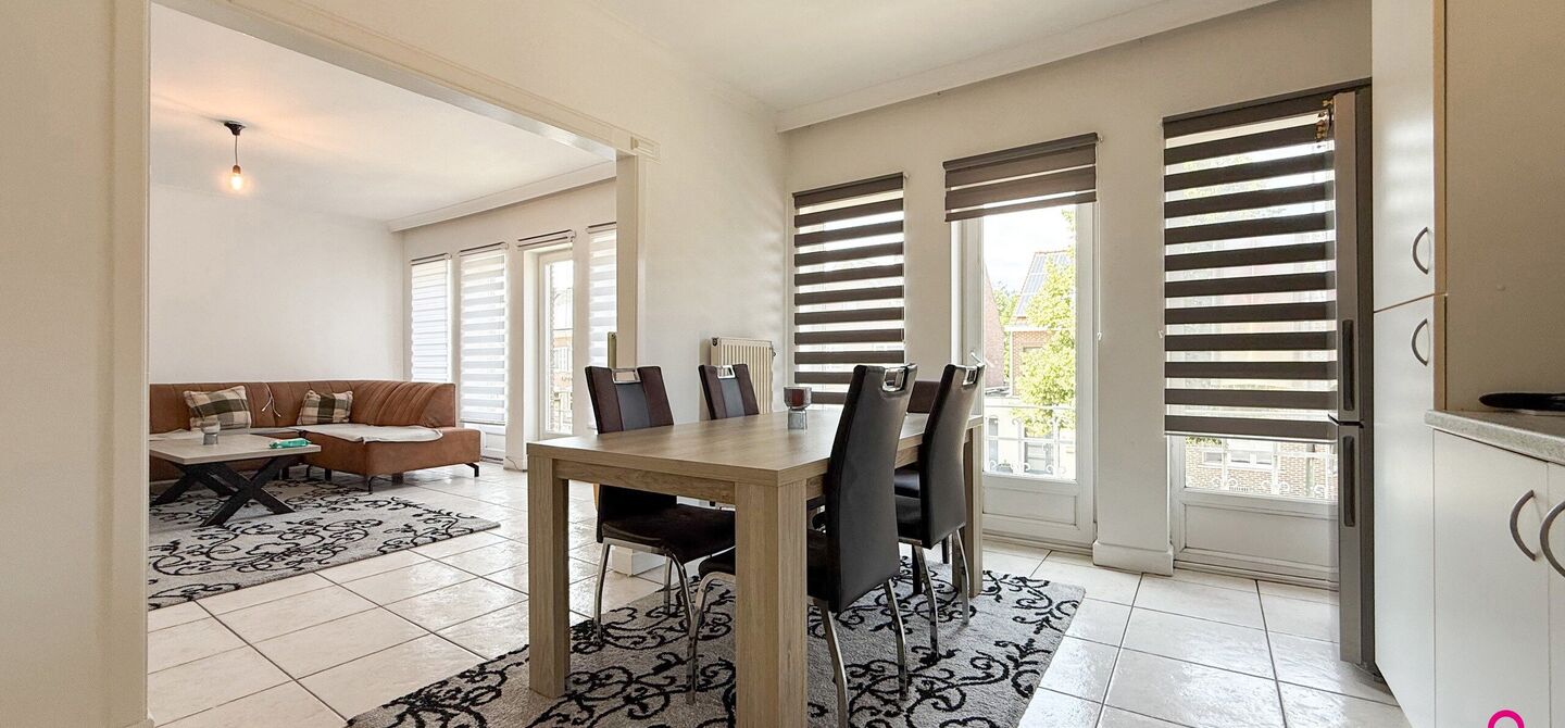 Bij ImmoFusion 7/7 “open huis”: klik op onze 3D-TOUR.
Ervaar vastgoed alsof je er zelf doorloopt!
Ontdek deze zeldzame opportuniteit in het hart van As: een veelzijdig en instapklaar handelspand mét appartement erboven, op een mooi omheind perceel v