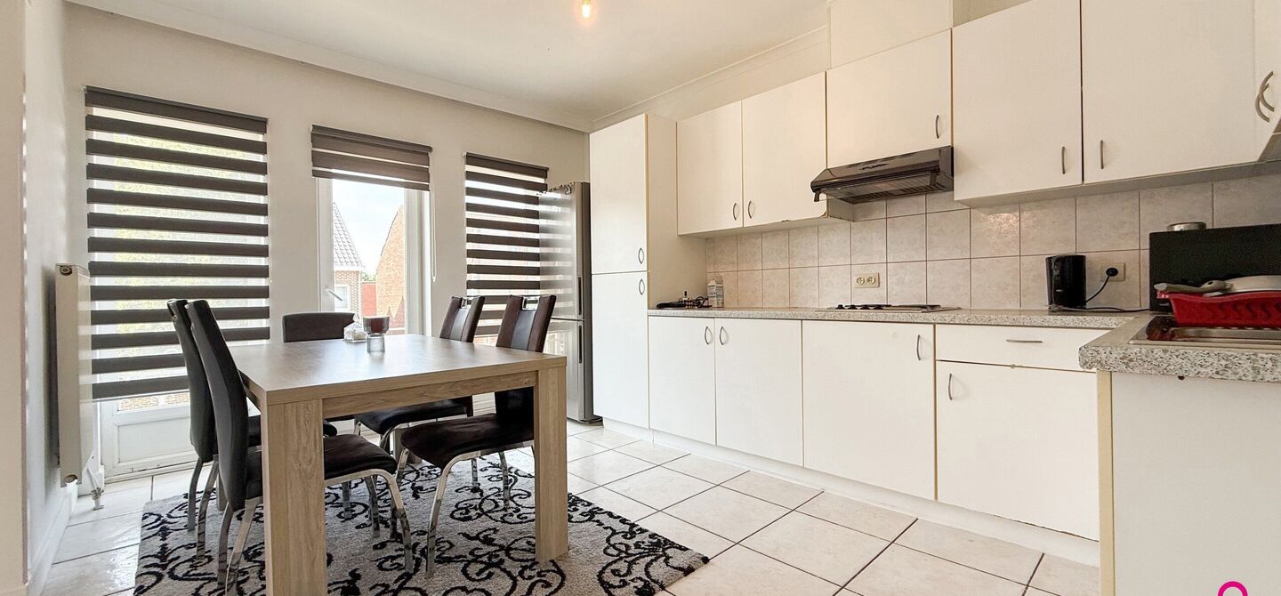 Bij ImmoFusion 7/7 “open huis”: klik op onze 3D-TOUR.
Ervaar vastgoed alsof je er zelf doorloopt!
Ontdek deze zeldzame opportuniteit in het hart van As: een veelzijdig en instapklaar handelspand mét appartement erboven, op een mooi omheind perceel v