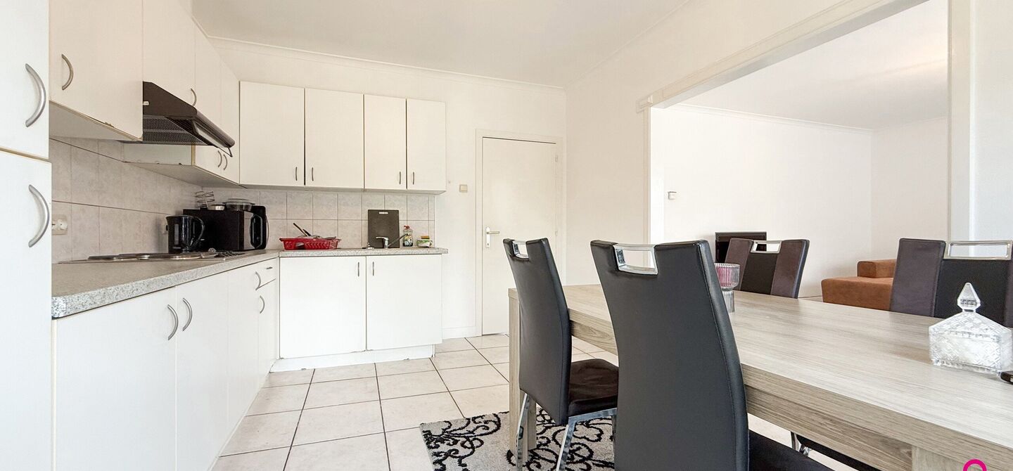 Bij ImmoFusion 7/7 “open huis”: klik op onze 3D-TOUR.
Ervaar vastgoed alsof je er zelf doorloopt!
Ontdek deze zeldzame opportuniteit in het hart van As: een veelzijdig en instapklaar handelspand mét appartement erboven, op een mooi omheind perceel v