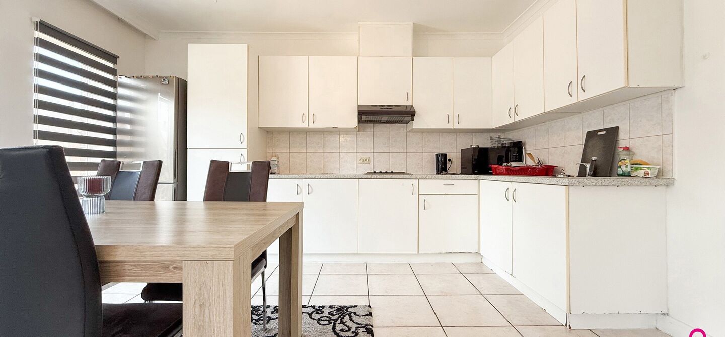 Bij ImmoFusion 7/7 “open huis”: klik op onze 3D-TOUR.
Ervaar vastgoed alsof je er zelf doorloopt!
Ontdek deze zeldzame opportuniteit in het hart van As: een veelzijdig en instapklaar handelspand mét appartement erboven, op een mooi omheind perceel v