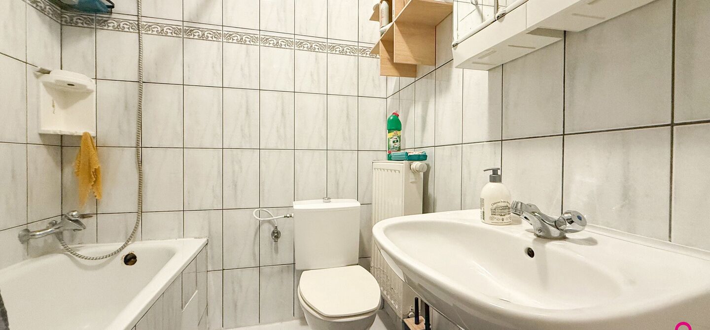 Bij ImmoFusion 7/7 “open huis”: klik op onze 3D-TOUR.
Ervaar vastgoed alsof je er zelf doorloopt!
Ontdek deze zeldzame opportuniteit in het hart van As: een veelzijdig en instapklaar handelspand mét appartement erboven, op een mooi omheind perceel v