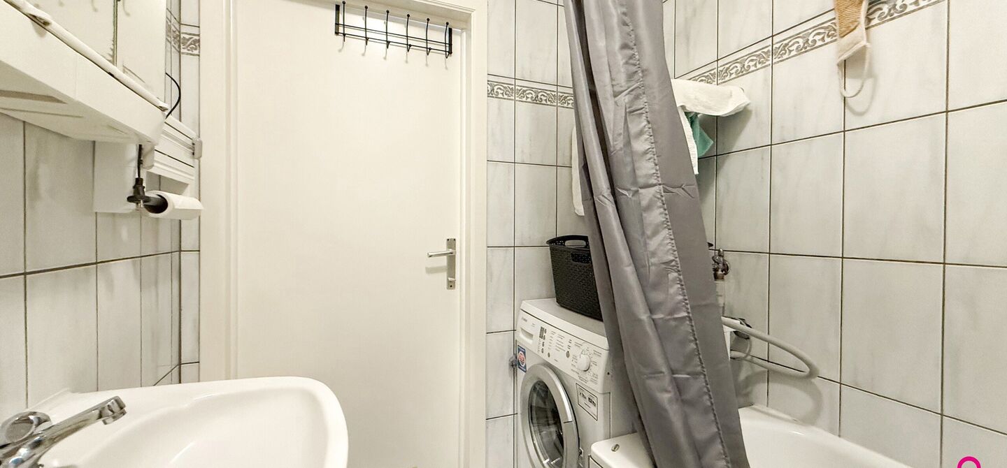 Bij ImmoFusion 7/7 “open huis”: klik op onze 3D-TOUR.
Ervaar vastgoed alsof je er zelf doorloopt!
Ontdek deze zeldzame opportuniteit in het hart van As: een veelzijdig en instapklaar handelspand mét appartement erboven, op een mooi omheind perceel v