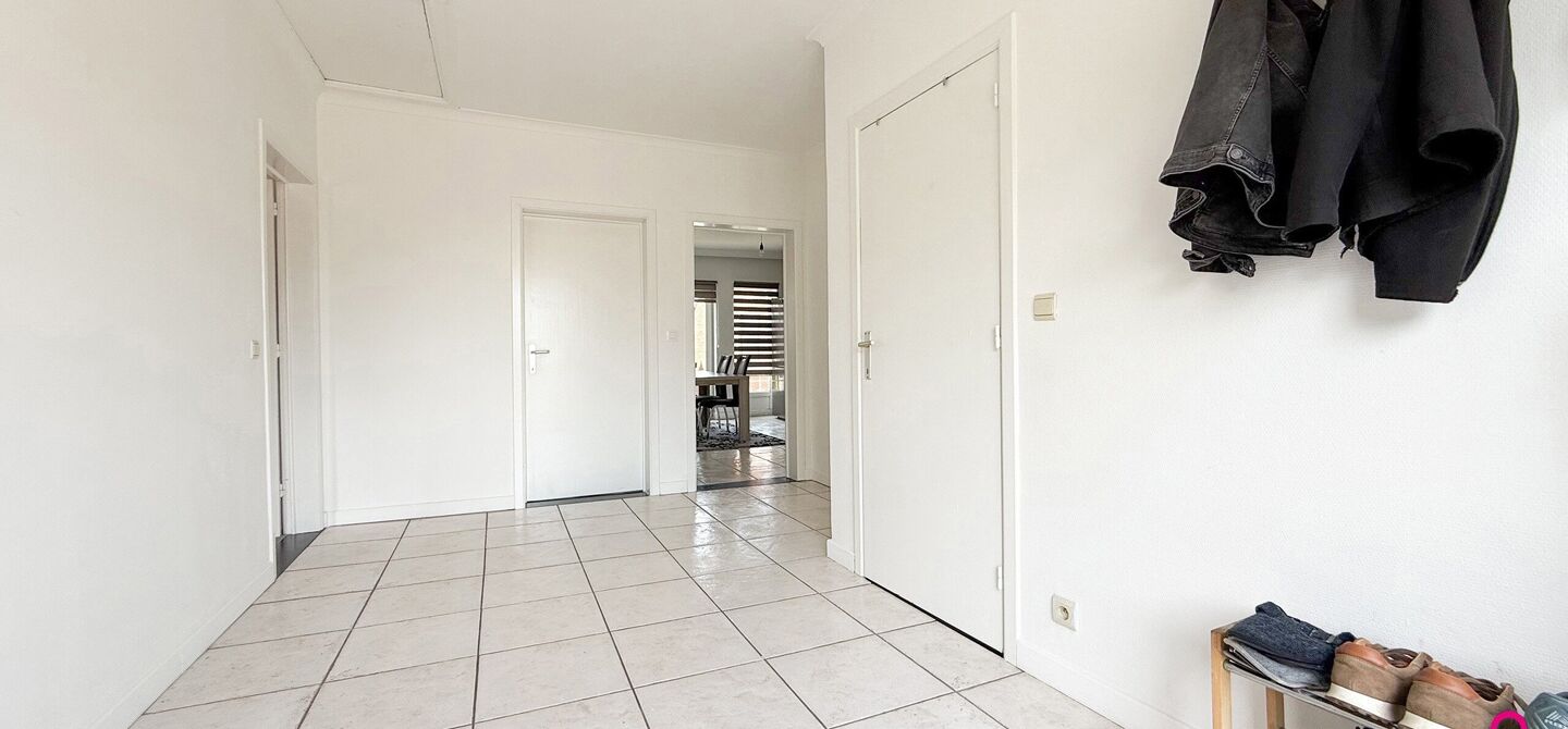 Bij ImmoFusion 7/7 “open huis”: klik op onze 3D-TOUR.
Ervaar vastgoed alsof je er zelf doorloopt!
Ontdek deze zeldzame opportuniteit in het hart van As: een veelzijdig en instapklaar handelspand mét appartement erboven, op een mooi omheind perceel v