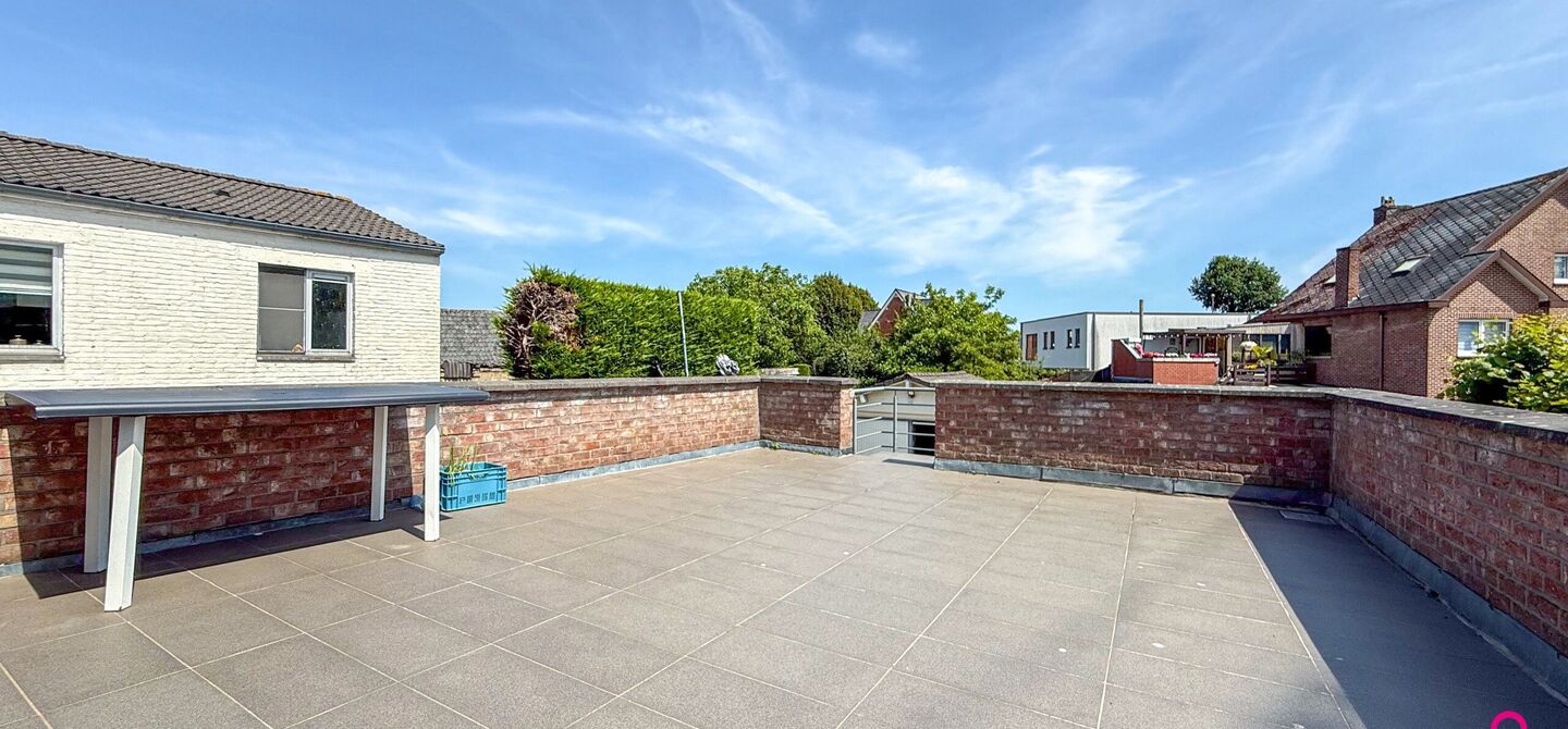 Bij ImmoFusion 7/7 “open huis”: klik op onze 3D-TOUR.
Ervaar vastgoed alsof je er zelf doorloopt!
Ontdek deze zeldzame opportuniteit in het hart van As: een veelzijdig en instapklaar handelspand mét appartement erboven, op een mooi omheind perceel v
