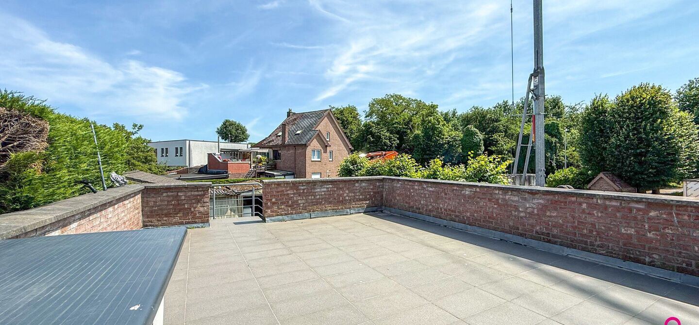 Bij ImmoFusion 7/7 “open huis”: klik op onze 3D-TOUR.
Ervaar vastgoed alsof je er zelf doorloopt!
Ontdek deze zeldzame opportuniteit in het hart van As: een veelzijdig en instapklaar handelspand mét appartement erboven, op een mooi omheind perceel v