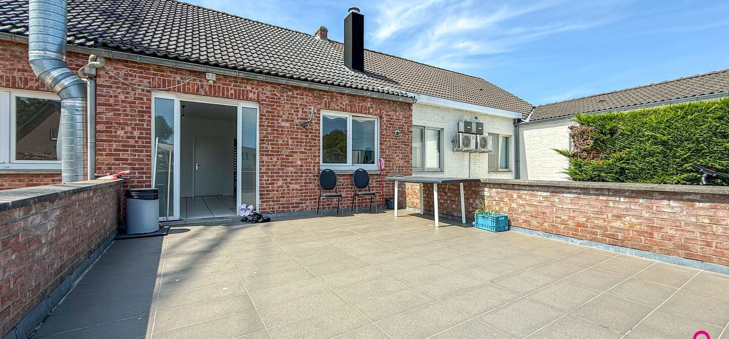 Bij ImmoFusion 7/7 “open huis”: klik op onze 3D-TOUR.
Ervaar vastgoed alsof je er zelf doorloopt!
Ontdek deze zeldzame opportuniteit in het hart van As: een veelzijdig en instapklaar handelspand mét appartement erboven, op een mooi omheind perceel v