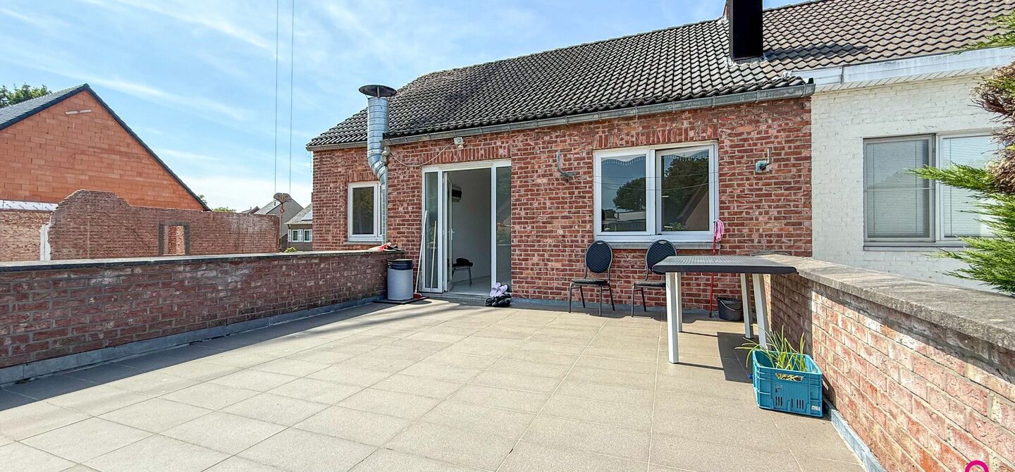 Bij ImmoFusion 7/7 “open huis”: klik op onze 3D-TOUR.
Ervaar vastgoed alsof je er zelf doorloopt!
Ontdek deze zeldzame opportuniteit in het hart van As: een veelzijdig en instapklaar handelspand mét appartement erboven, op een mooi omheind perceel v