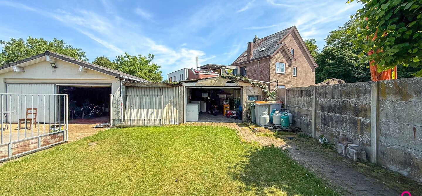 Bij ImmoFusion 7/7 “open huis”: klik op onze 3D-TOUR.
Ervaar vastgoed alsof je er zelf doorloopt!
Ontdek deze zeldzame opportuniteit in het hart van As: een veelzijdig en instapklaar handelspand mét appartement erboven, op een mooi omheind perceel v