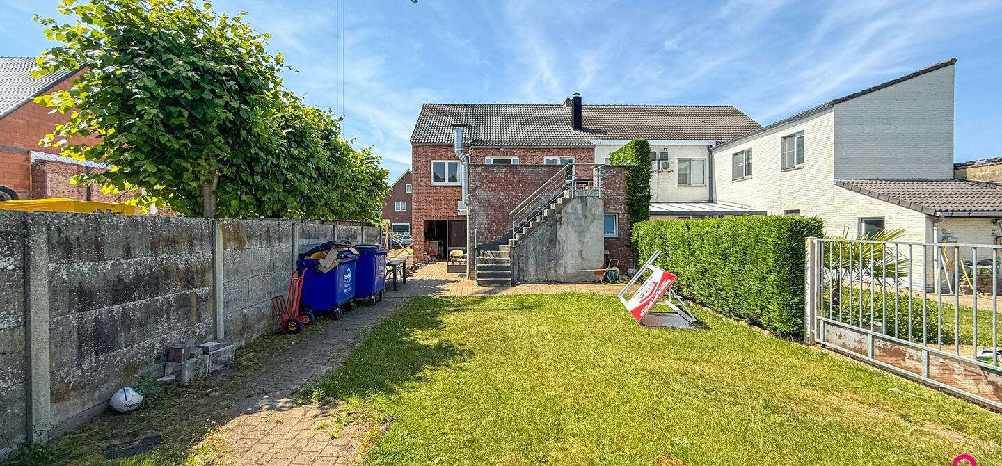 Bij ImmoFusion 7/7 “open huis”: klik op onze 3D-TOUR.
Ervaar vastgoed alsof je er zelf doorloopt!
Ontdek deze zeldzame opportuniteit in het hart van As: een veelzijdig en instapklaar handelspand mét appartement erboven, op een mooi omheind perceel v