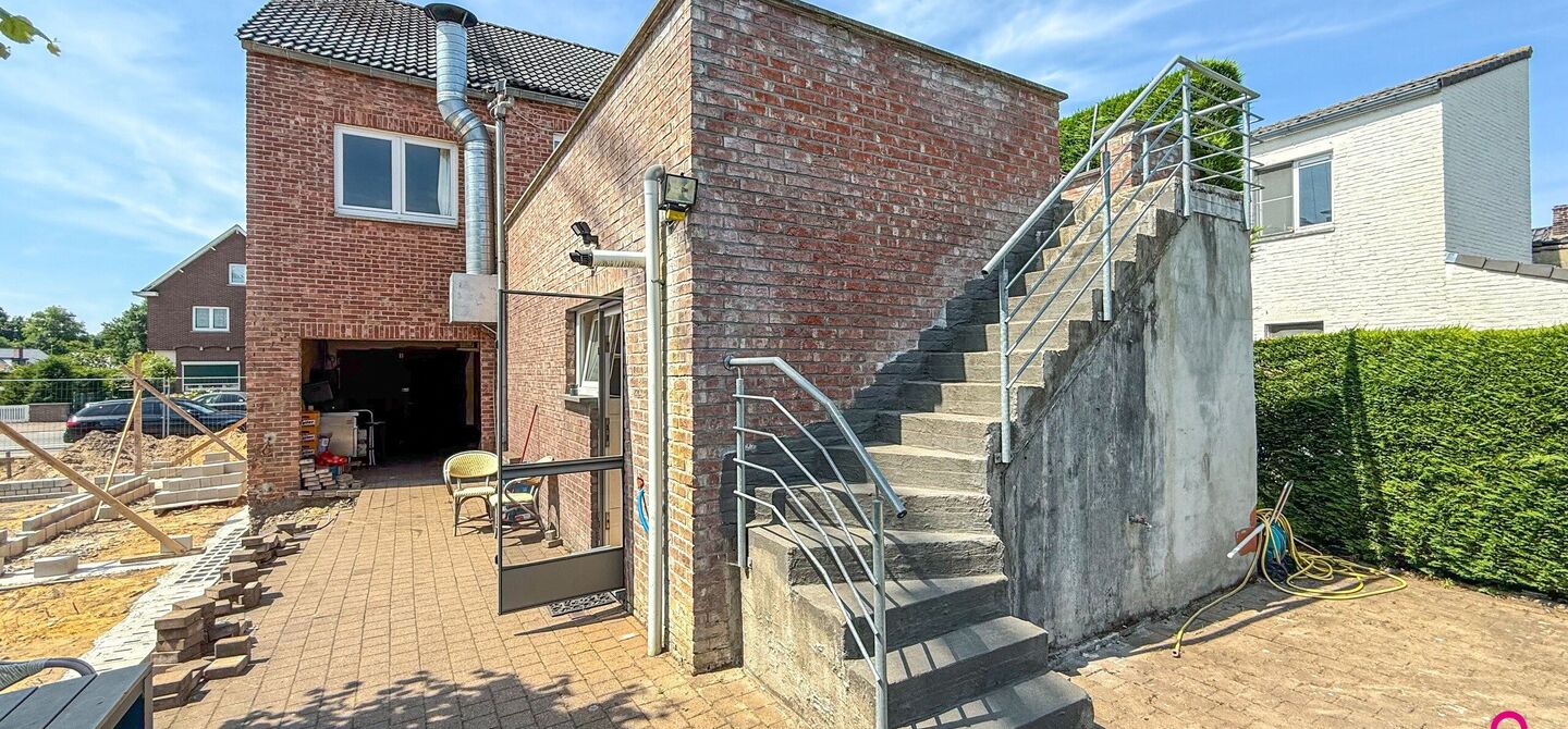 Bij ImmoFusion 7/7 “open huis”: klik op onze 3D-TOUR.
Ervaar vastgoed alsof je er zelf doorloopt!
Ontdek deze zeldzame opportuniteit in het hart van As: een veelzijdig en instapklaar handelspand mét appartement erboven, op een mooi omheind perceel v