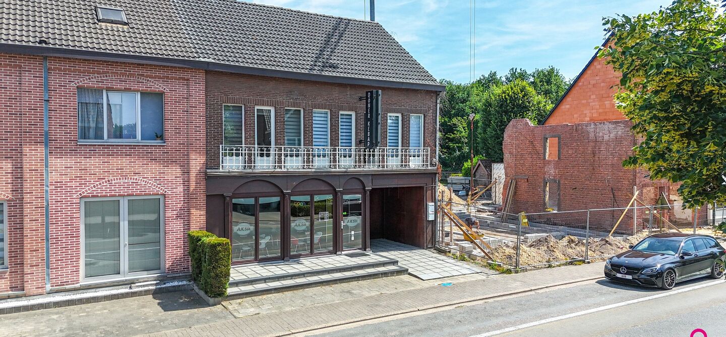 Bij ImmoFusion 7/7 “open huis”: klik op onze 3D-TOUR.
Ervaar vastgoed alsof je er zelf doorloopt!
Ontdek deze zeldzame opportuniteit in het hart van As: een veelzijdig en instapklaar handelspand mét appartement erboven, op een mooi omheind perceel v