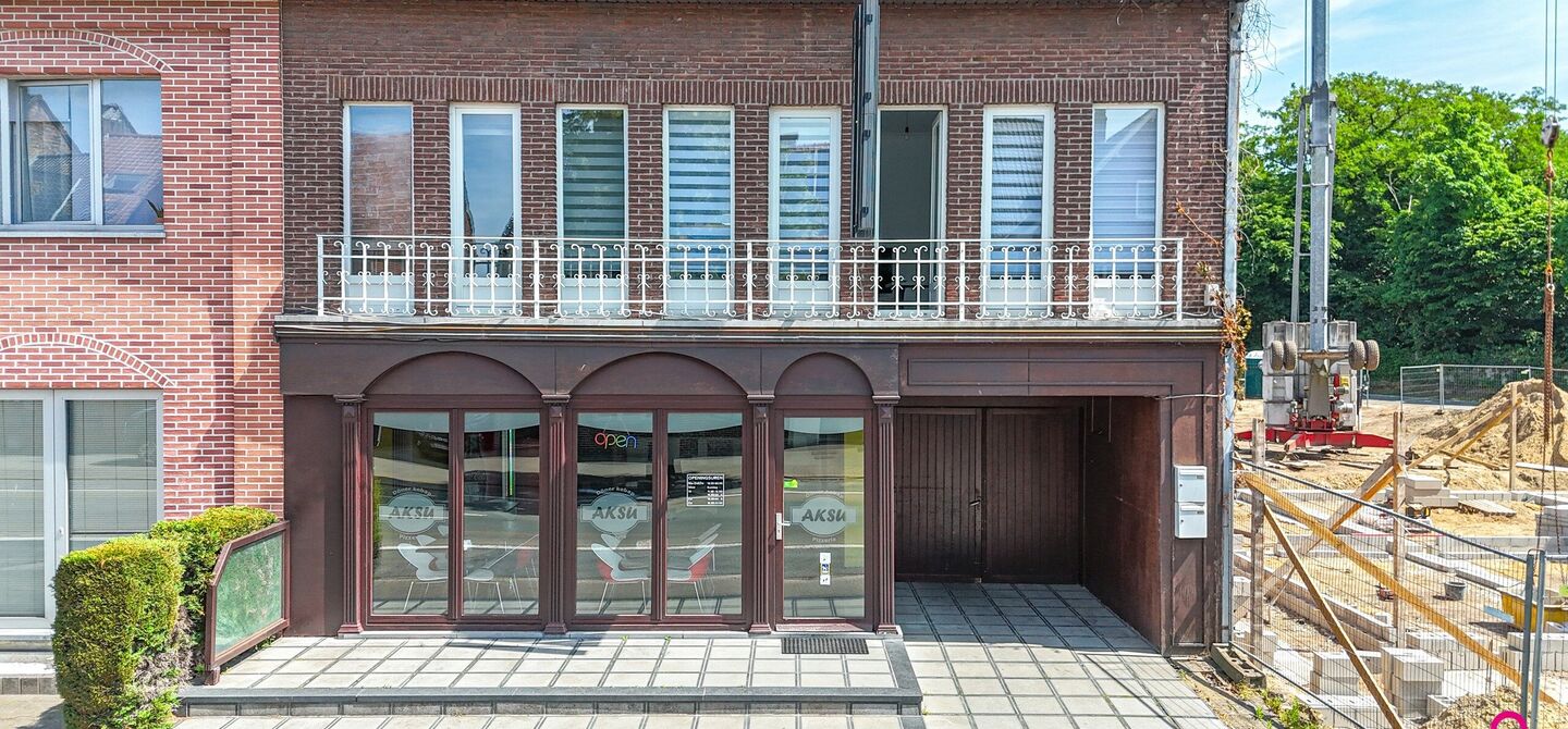 Bij ImmoFusion 7/7 “open huis”: klik op onze 3D-TOUR.
Ervaar vastgoed alsof je er zelf doorloopt!
Ontdek deze zeldzame opportuniteit in het hart van As: een veelzijdig en instapklaar handelspand mét appartement erboven, op een mooi omheind perceel v