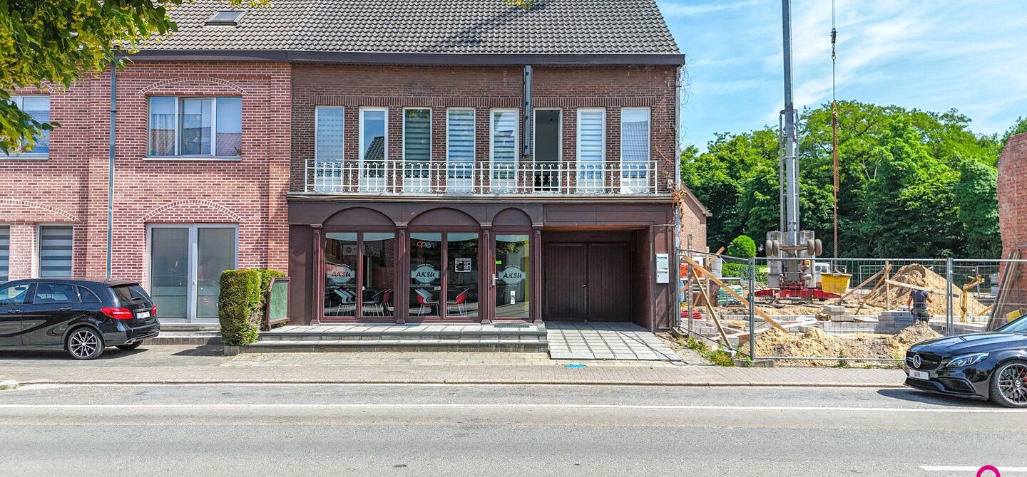 Bij ImmoFusion 7/7 “open huis”: klik op onze 3D-TOUR.
Ervaar vastgoed alsof je er zelf doorloopt!
Ontdek deze zeldzame opportuniteit in het hart van As: een veelzijdig en instapklaar handelspand mét appartement erboven, op een mooi omheind perceel v