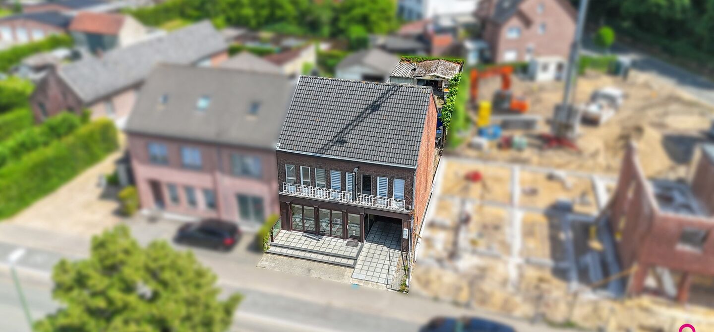 Bij ImmoFusion 7/7 “open huis”: klik op onze 3D-TOUR.
Ervaar vastgoed alsof je er zelf doorloopt!
Ontdek deze zeldzame opportuniteit in het hart van As: een veelzijdig en instapklaar handelspand mét appartement erboven, op een mooi omheind perceel v