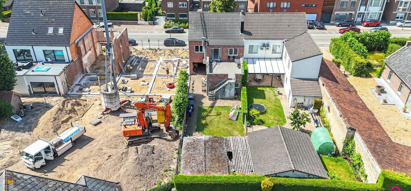 Bij ImmoFusion 7/7 “open huis”: klik op onze 3D-TOUR.
Ervaar vastgoed alsof je er zelf doorloopt!
Ontdek deze zeldzame opportuniteit in het hart van As: een veelzijdig en instapklaar handelspand mét appartement erboven, op een mooi omheind perceel v