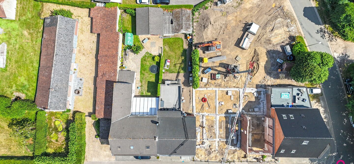 Bij ImmoFusion 7/7 “open huis”: klik op onze 3D-TOUR.
Ervaar vastgoed alsof je er zelf doorloopt!
Ontdek deze zeldzame opportuniteit in het hart van As: een veelzijdig en instapklaar handelspand mét appartement erboven, op een mooi omheind perceel v