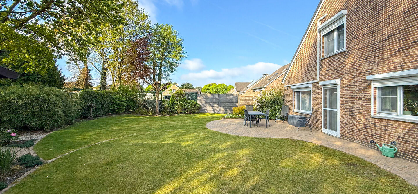 Bij ImmoFusion 7/7 &ldquo;open huis&rdquo; : klik op onze 3D-TOUR.
Ervaar vastgoed alsof je er zelf doorloopt!

Welkom in deze charmante open bebouwing, rustig gelegen in een aangename woonwijk te Heusden-Zolder. Deze instapklare woning combineert ruimte, comfort