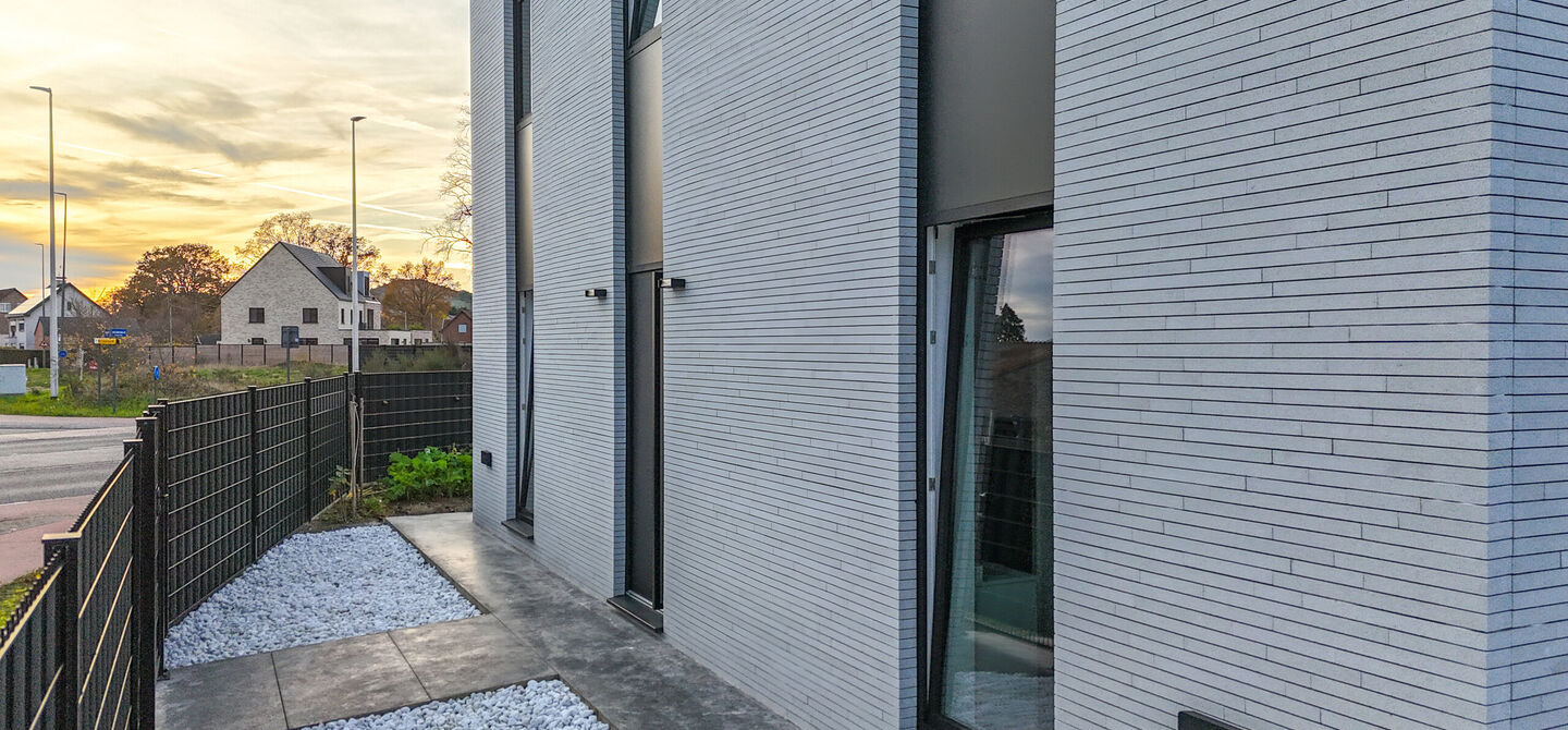 Bij ImmoFusion 7/7 “open huis”: klik op onze 3D-TOUR.
Ervaar vastgoed alsof je er zelf doorloopt!

Stap binnen in deze uitzonderlijk moderne nieuwbouwwoning (2024), ideaal gelegen als open bebouwing op een ruim hoekperceel van 528m² in Koersel. Deze 
