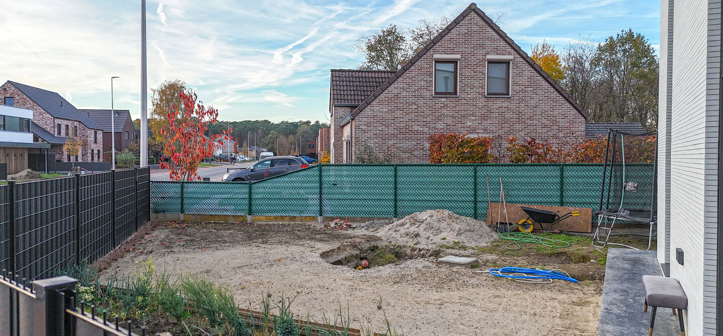 Bij ImmoFusion 7/7 “open huis”: klik op onze 3D-TOUR.
Ervaar vastgoed alsof je er zelf doorloopt!

Stap binnen in deze uitzonderlijk moderne nieuwbouwwoning (2024), ideaal gelegen als open bebouwing op een ruim hoekperceel van 528m² in Koersel. Deze 